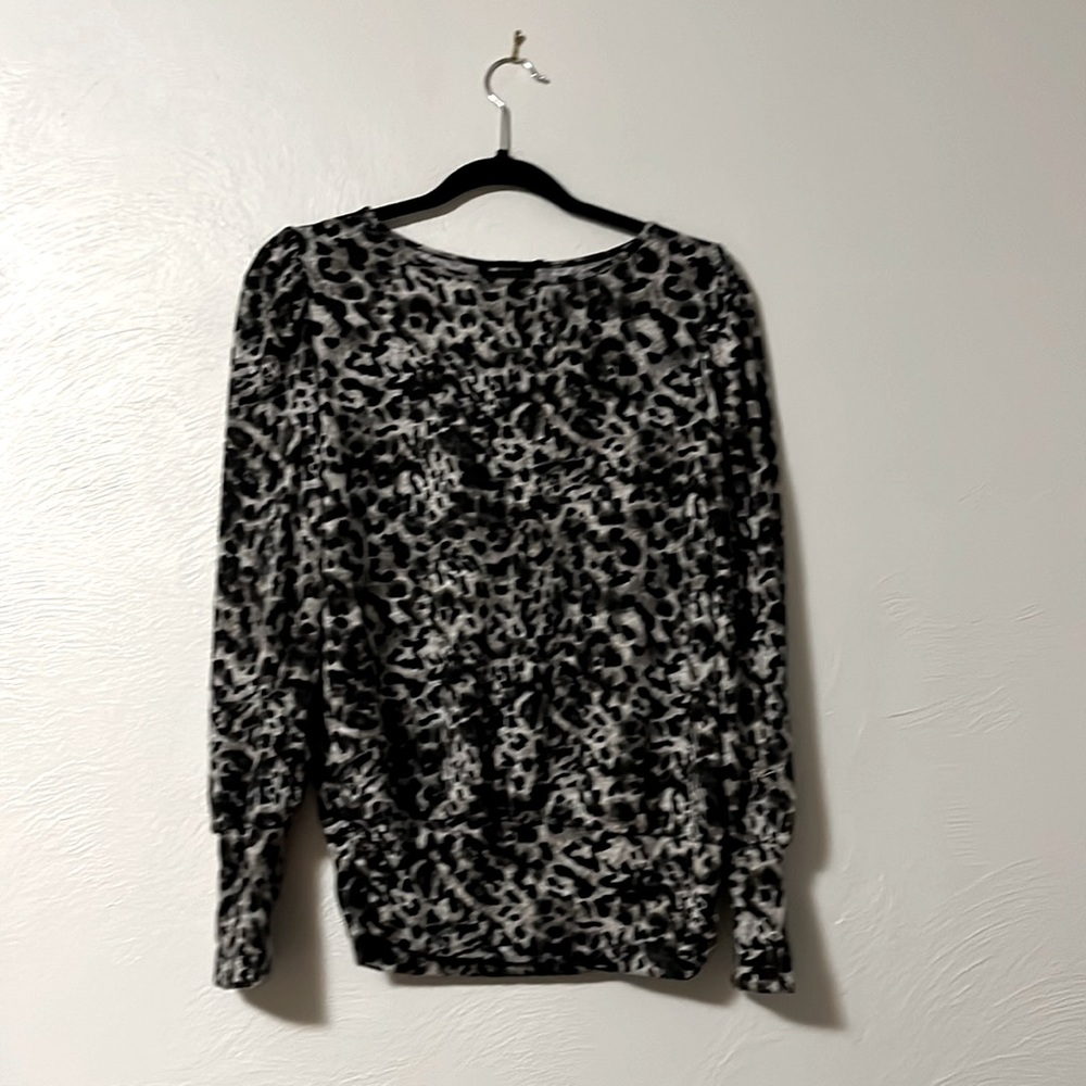 Adorable leopard 🐆 print top! Great for fall/winter!
